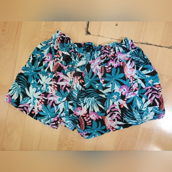 Women's Shorts size small - Picture 4 of 4